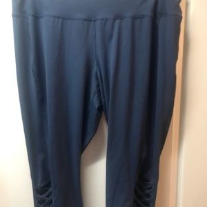 Dark blue Capri athletic leggings -like new!